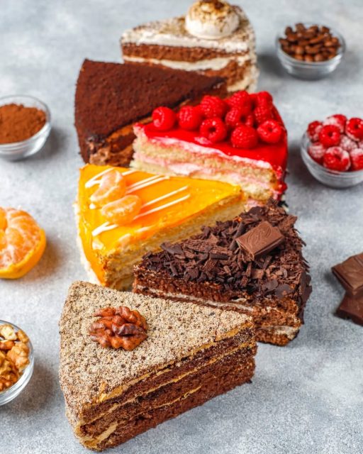 ¿Te parece difícil elegir solo una? A nosotros también. 🍰✨Una nueva tarta es también una oportunidad de descubrir una receta que viene de lejos, un sabor que nos recuerda a algo o alguien... cada experiencia es única.#labasedelapastelería #tartas #postrescaseros #reposteríacreativa #momentosdulces