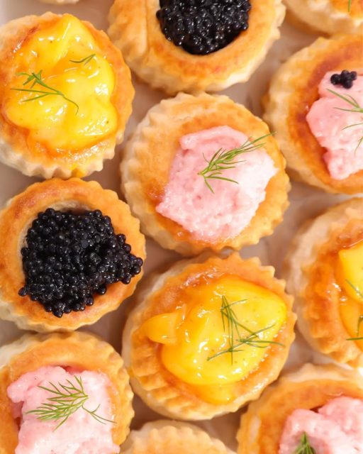 Pequeñas, crujientes y listas para rellenar con lo que más te guste ✨Nuestras tartaletas son bases pequeñas y muy versátiles que funcionan tanto en dulce como en salado: cremas suaves, frutas, patés o combinaciones más especiales. El tamaño perfecto para conseguir una delicia llena de sabor.¿Tú con qué las rellenarías? 🧡#labasedelapastelería #tartaletas #basespararepostería #aperitivosgourmet