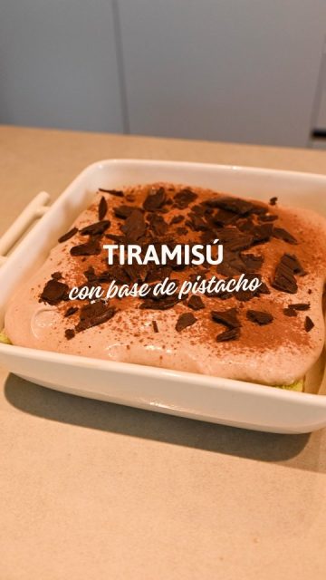 Tiramisú con base de bizcocho de pistacho 💚☕
Una versión diferente del clásico, suave y muy fácil de preparar.Ingredientes⚪ 1 clara de huevo
🥚 2 huevos
🍬 Azúcar
🤍 Mascarpone
🍫 Cacao en polvo
☕ Café
🍰 Base de bizcocho de pistacho de La Base de la PasteleríaPreparación1️⃣ Monta la clara de huevo a punto de nieve en un bol.
2️⃣ En otro recipiente, mezcla los dos huevos con el azúcar hasta formar una crema.
3️⃣ Añade el mascarpone y remueve hasta que quede una mezcla suave.
4️⃣ Incorpora esta mezcla al bol con la clara montada y mezcla con movimientos suaves.
5️⃣ Añade cacao y sigue mezclando hasta integrar.
6️⃣ Coloca la base de bizcocho de pistacho de La Base de la Pastelería en el molde.
7️⃣ Vierte café por encima para empapar el bizcocho.
8️⃣ Añade la crema preparada y extiéndela por toda la superficie.
9️⃣ Repite el proceso con más capas de bizcocho de pistacho, café y crema hasta formar varios pisos.
🔟 Termina espolvoreando cacao y decorando con virutas de chocolate por encima. 🍫✨Una forma sencilla de darle un toque nuevo al tiramisú de siempre. ✨#labasedelapasteleria #tiramisú #pistacho #postrescaseros #reposteríafácil