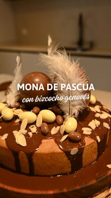 Mona de Pascua con bizcocho genovés 🐣🍫Un clásico fácil de preparar y perfecto para estas fechas.Ingredientes🥛 Leche
🍫 Chocolate en cuadraditos
🧈 Mantequilla
🍰 Bizcocho genovés natural de La Base de la Pastelería
🥚 Huevos de chocolate
🍬 Huevos pequeños de chocolate con leche y chocolate blancoPreparación1️⃣ Vierte la leche en un bol y añade el chocolate en cuadraditos.
2️⃣ Remueve hasta que el chocolate se funda.
3️⃣ Incorpora la mantequilla y sigue mezclando hasta obtener una crema brillante.
4️⃣ Vierte la mezcla sobre el bizcocho genovés natural de La Base de la Pastelería.
5️⃣ Deja que caiga de forma natural por los bordes.
6️⃣ Decora con huevos de chocolate y combina con otros más pequeños de chocolate con leche y blanco.Lista para compartir y disfrutar en buena compañía. 🐰#labasedelapasteleria #monadepascua #bizcochogenoves #pascua #postrescaseros