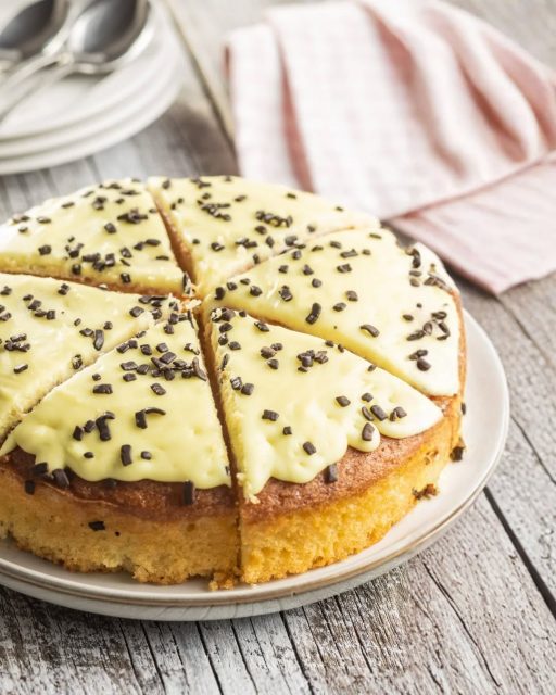 Un postre de los que no falla 🍪✨Bizcocho tierno, cobertura cremosa y un acabado dulce para alegrar cualquier sobremesa.¿Lo mejor? Con una base de bizcocho, el resto es coser y cantar. 😜#labasedelapasteleria #bizcocho #postrescaseros #reposteriafacil #pasteleriacreativa