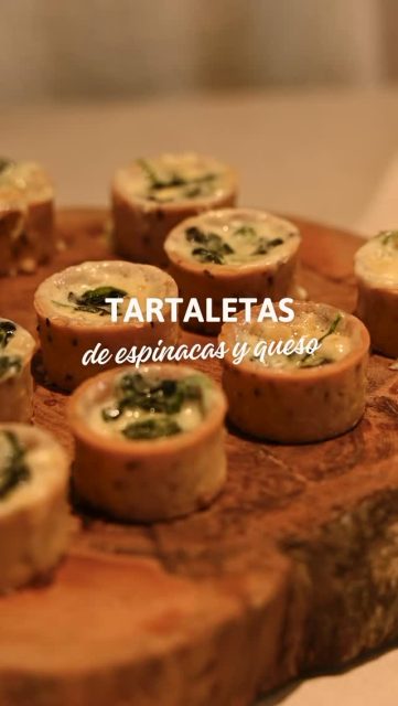Tartaletas de espinacas y queso 🥬🧀
Una idea salada, fácil y perfecta para picar o sorprender en cualquier mesa.Ingredientes🫒 Aceite de oliva
🧅 Cebolla picada
🧄 Ajo picado
🧂 Sal
🥬 Espinacas frescas
🥛 Nata para cocinar
🌿 Sazonador al gusto
🧀 Queso rallado
🥧 Tartaletas de La Base de la PasteleríaPreparación1️⃣ Vierte un chorrito de aceite en la sartén.
2️⃣ Añade la cebolla y el ajo picados con una pizca de sal. Sofríe hasta que estén tiernos.
3️⃣ Incorpora las espinacas y cocina hasta que reduzcan.
4️⃣ Vierte la nata y mezcla bien todos los ingredientes.
5️⃣ Añade un poco más de sal y el sazonador al gusto.
6️⃣ Incorpora el queso rallado y remueve hasta que quede una mezcla cremosa.
7️⃣ Rellena las tartaletas de La Base de la Pastelería con la mezcla.
8️⃣ Sirve calientes… y desaparecen rápido 😋#labasedelapasteleria #tartaletas #recetasalada #espinacas #queso