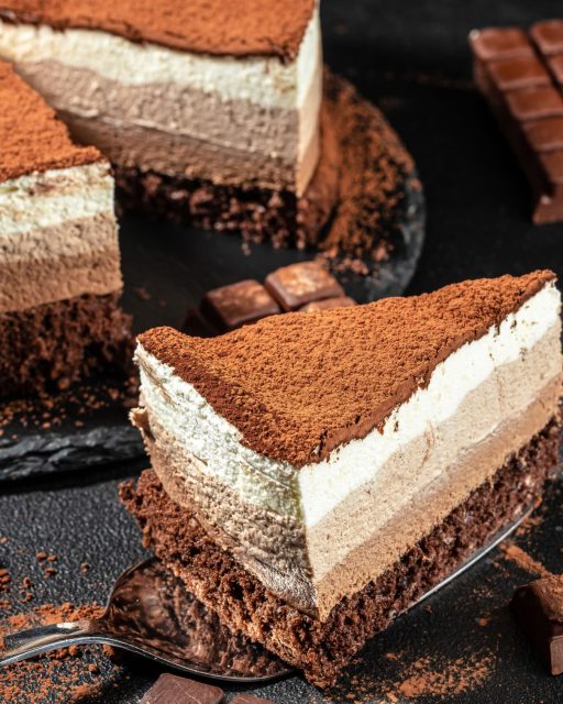 Termina el mes con una tentación muy seria 🤎Su base intensa, el relleno cremoso y ese acabado de cacao convierten cada porción en una mezcla difícil de olvidar.Un capricho desde el primer bocado hasta el último. 🍫☕#labasedelapasteleria #tarta #chocolate #cacao #reposteria