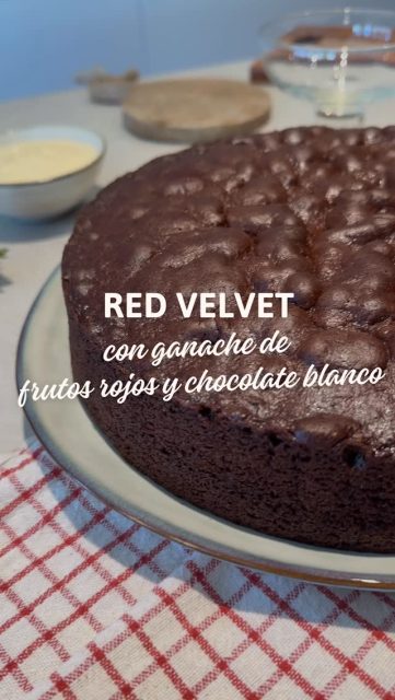 Red Velvet con ganache de frutos rojos y chocolate blanco ❤️🍫
 Una receta suave, cremosa y perfecta para los amantes del chocolate blanco.Ingredientes 🥛 Nata 🍓 Mermelada 🧈 Mantequilla 🔴 Colorante rojo 🤍 Chocolate blanco 🍰 Base Red Velvet de La Base de la Pastelería 🍫 Pipitas de chocolate 🫐 Frutos rojosPreparación 1️⃣ Vierte la nata en un cazo y añade la mermelada. 2️⃣ Incorpora la mantequilla y remueve hasta integrar todo bien. 3️⃣ Añade unas gotas de colorante rojo para darle un tono más intenso. 4️⃣ En un bol aparte, coloca el chocolate blanco troceado. 5️⃣ Vierte la mezcla caliente sobre el chocolate y remueve hasta que se funda y quede una ganache cremosa. 6️⃣ Abre la base Red Velvet de La Base de la Pastelería por la mitad. 7️⃣ Añade la ganache con ayuda de una manga pastelera. 8️⃣ Coloca la otra mitad encima y cubre también la parte superior con más ganache. 9️⃣ Decora con pipitas de chocolate y frutos rojos.Y ahora sí… lista para disfrutar 😍🍓#labasedelapasteleria #redvelvet #ganache #chocolateblanco #tartaredvelvet reposteria postrescaseros frutosrojos