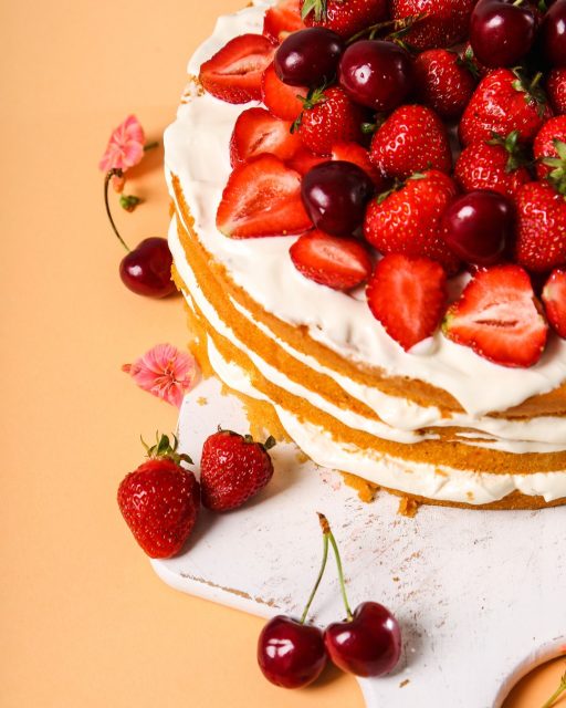 Una tarta sencilla de montar, pero con ese aspecto bonito que siempre entra por los ojos. Perfecta para aprovechar fruta de temporada y darle un toque más fresco a cualquier sobremesa 🍓🍰#labasedelapasteleria #tartadefrutas #bizcocho #postrescaseros #reposteriafacil #pasteleriacreativa #frutadetemporada #momentodulce