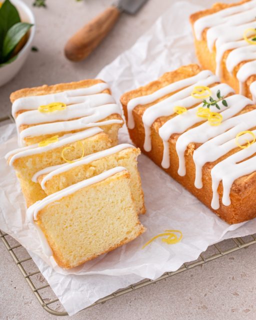 Bizcocho de limón, glasé suave y ese toque cítrico que nunca falla 🍋🌼Esponjoso, ligero y perfecto para acompañar un café, una merienda tranquila o simplemente ese momento en el que apetece algo dulce y fresco.De los bizcochos que desaparecen corte a corte. ☕🍰#labasedelapasteleria #bizcochodelimon #reposteria #glase #postrescaseros #momentodulce #bizcochocasero #merienda