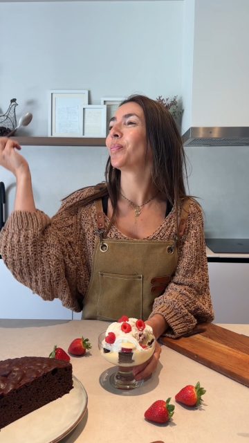 Trifle de Sacher 🍫🍓Capas, capas y más capas de las que apetece hundir la cuchara desde el primer momento.Ingredientes
🍰 Bizcocho Sacher de La Base de la Pastelería
🍓 Fresas
🥃 Coñac
🍮 Natillas
🫐 Frutos rojos
🥄 Nata montadaPreparación
1️⃣ Trocea el bizcocho Sacher y colócalo como primera capa en el vaso.
2️⃣ Añade un toque de coñac para aportar más aroma y jugosidad.
3️⃣ Incorpora una capa de natillas.
4️⃣ Añade fresas troceadas y algunos frutos rojos.
5️⃣ Repite las capas hasta completar el recipiente.
6️⃣ Termina con nata montada, más frutos rojos y unas fresas para decorar.Un postre fácil, vistoso y perfecto para sorprender sin complicarse demasiado. 🍫🍒#labasedelapasteleria #trifle #bizcochosacher #postresenchupito #reposteriafacil