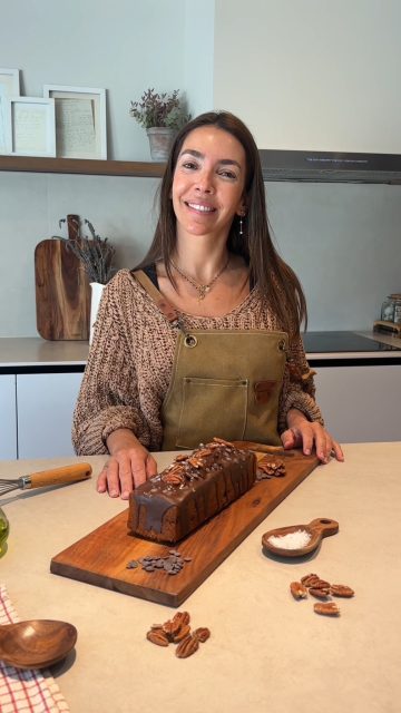 Plum cake bañado en chocolate 🍫🌰Una receta sencilla que demuestra que, a veces, hacen falta muy pocos ingredientes para conseguir algo espectacular.Ingredientes
🍰 Plum cake de La Base de la Pastelería
🍫 Chocolate fundido
🌰 Nueces troceadas
🍪 Pepitas de chocolatePreparación
1️⃣ Coloca el plum cake sobre una rejilla o bandeja.
2️⃣ Baña la superficie con chocolate fundido.
3️⃣ Añade las nueces troceadas mientras el chocolate aún está caliente.
4️⃣ Termina con unas pepitas de chocolate por encima.
5️⃣ Deja reposar unos minutos... si puedes esperar. 😏Perfecto para una merienda, una sobremesa o cualquier excusa que merezca un poco de chocolate. ☕#labasedelapasteleria #plumcake #chocolate #nueces #pepitasdechocolate #reposteriafacil #postrescaseros