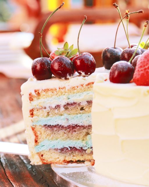 Capas suaves, fruta fresca y un acabado sencillo que siempre funciona 🍒🌼Una tarta perfecta para disfrutar sin complicarse demasiado.#labasedelapasteleria #tarta #frutafresca #postrescaseros