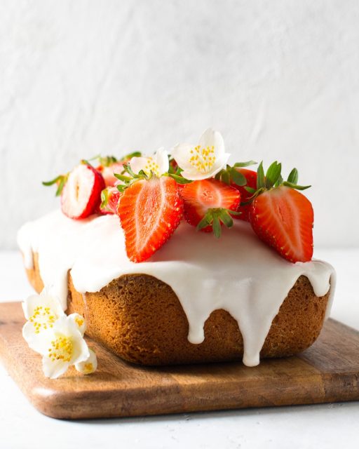 Cuando algo tan sencillo queda así de bonito... sabe todavía mejor. 🍓🤍Un bizcocho esponjoso, un glaseado que cae justo como debe y el toque fresco de las fresas para terminar de conquistar a primera vista.Porque los mejores postres empiezan con una buena base. 🌼✨#labasedelapasteleria #bizcocho #reposteria #pasteleria #fresas