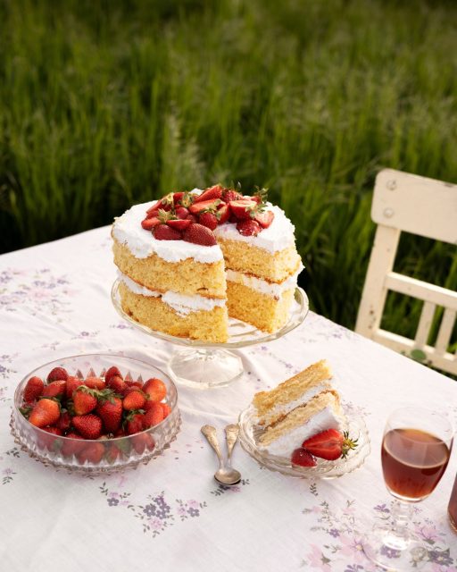 Una buena tarta empieza mucho antes de la decoración 🍓Una base esponjosa, estable y con un sabor equilibrado marca la diferencia en el resultado final. Después solo queda añadir tus ingredientes favoritos y dejar que cada capa haga el resto.Porque cuando la base acompaña, todo encaja 🍰✨#labasedelapasteleria #basedetarta #bizcocho #reposteria #pasteleriacreativa #tartascaseras