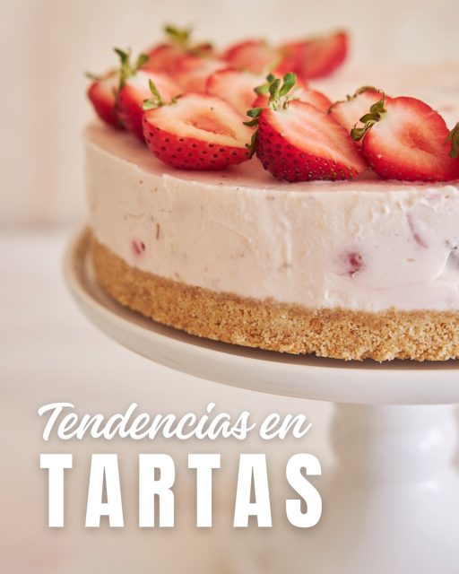 Las tendencias cambian, pero siempre hay tartas que consiguen enamorar a primera vista. 🎂✨Este año vienen pisando fuerte las texturas, los acabados creativos y las decoraciones con personalidad. Desde las frescas y afrutadas hasta los diseños más minimalistas o los clásicos reinventados, hay una tarta para cada estilo.¿Con cuál te quedas? 👇🍓#labasedelapasteleria #tendenciasreposteria #tendenciaspasteleria #tartas