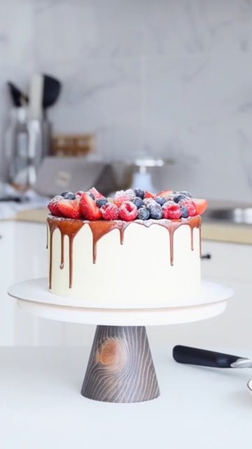 Una buena tarta empieza mucho antes de la decoración. 🎂🫐Capas de bizcocho esponjoso, relleno cremoso, una cobertura lisa y el toque final de chocolate y frutos rojos. El resto... es disfrutar de cada bocado.Porque con una buena base, crear tartas espectaculares es mucho más fácil ✨#labasedelapasteleria #tartas #reposteria #pasteleria #bizcocho #decoraciondetartas
