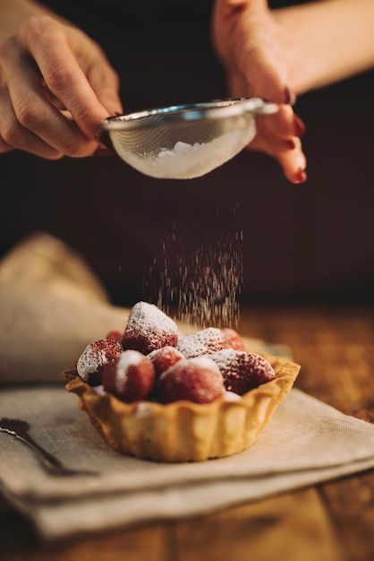 Una buena tartaleta merece un relleno a la altura 🍓✨Crujiente, versátil y lista para dar forma a todo tipo de creaciones. Solo tienes que añadir tu relleno favorito y el toque final para convertirla en un postre que entra por los ojos.#labasedelapasteleria #tartaletas #reposteria #pasteleria #postres #frutafresca #basesparareposteria #dulces