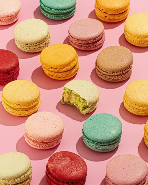 Color, textura y un relleno que enamora ✨Los macarons demuestran que, cuando se cuida cada detalle, el resultado habla por sí solo.#labasedelapasteleria #macarons #reposteria #pasteleria #dulces #postres #pasteleriacreativa #momentodulce