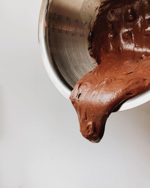 Hay coberturas que lo cambian todo 🍫Un bizcocho esponjoso, una cobertura de chocolate brillante y el resultado pasa de sencillo a espectacular. A veces, solo hace falta ese último paso para marcar la diferencia.#labasedelapasteleria #bizcocho #chocolate #reposteria #pasteleria #coberturadechocolate #postres #basesparareposteria