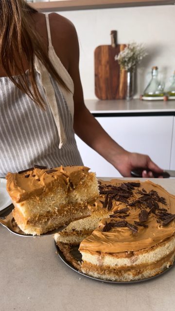 De una buena base puede salir algo así de irresistible 🍰Un poco de creatividad, el relleno perfecto y los últimos detalles hacen el resto.¿Quién se apunta a un trocito? 😋#labasedelapasteleria #tartas #bizcocho #reposteria