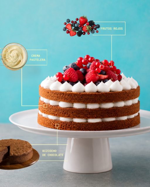 Tres ingredientes y una combinación que lo tiene todo 🍫🍓Bizcocho de chocolate, crema pastelera y frutos rojos para crear una tarta tan sencilla como irresistible.La base la ponemos nosotros. El resto, a tu gusto. 😉#labasedelapasteleria #bizcocho #chocolate #frutosrojos #cremapastelera #tartas