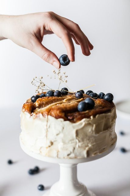 A veces solo hace falta un pequeño detalle para cambiarlo todo.Crema, fruta fresca y una base lista para transformar. ¿Qué le añadirías tú? 👀#labasedelapasteleria #tartas #reposteria #pasteleria #decoraciondetartas #postres