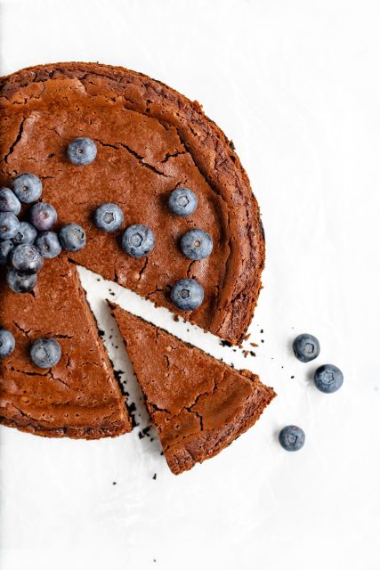 Chocolate y frutos rojos: una combinación con la que es difícil fallar.Empieza por una buena base de bizcocho y hazla tuya. ✨#labasedelapasteleria #bizcocho #chocolate #arandanos #tartas #reposteria