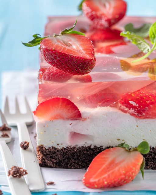 Fresas, crema suave y una capa brillante que lo cambia todo 🍓✨Un postre fresco, ligero y con ese contraste de texturas que hace que cada cucharada apetezca más que la anterior. Perfecto para los días en los que buscas algo dulce sin resultar pesado.Además de bonita, está increíblemente rica. 🍰🌿#labasedelapasteleria #tartadefresa #postrescaseros #reposteria #gelatina #frutafresca #pasteleriacreativa #momentodulceSelect 42 more words to run Humanizer.