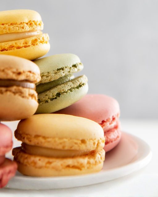 Pequeños por fuera, irresistibles por dentro 💛Con una textura ligera, un relleno cremoso y colores que alegran cualquier vitrina, los macarons son ese dulce que entra primero por los ojos... y después conquista por el sabor.¿Cuál elegirías tú? 😋#labasedelapasteleria #macarons #reposteria #pasteleriacreativa #dulces #postres