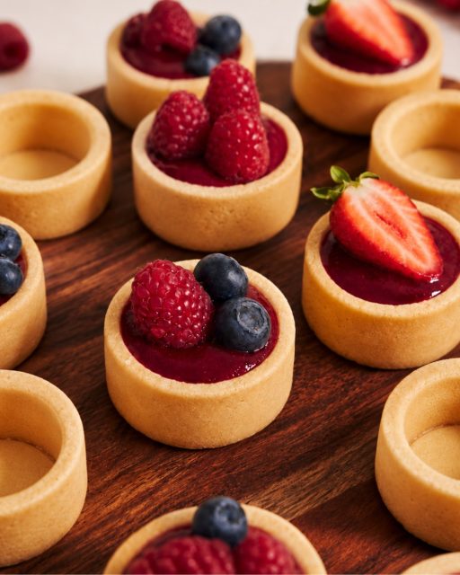 Hay combinaciones que nunca fallan 🫐🍓Una tartaleta crujiente, un relleno suave y fruta fresca por encima. Tan sencilla como irresistible, perfecta para cualquier vitrina o celebración.Porque a veces, los mejores postres son los que dejan que los buenos ingredientes hablen por sí solos ✨🍇#labasedelapasteleria #tartaletas #frutafresca #reposteria #pasteleriacreativa #postresindividuales